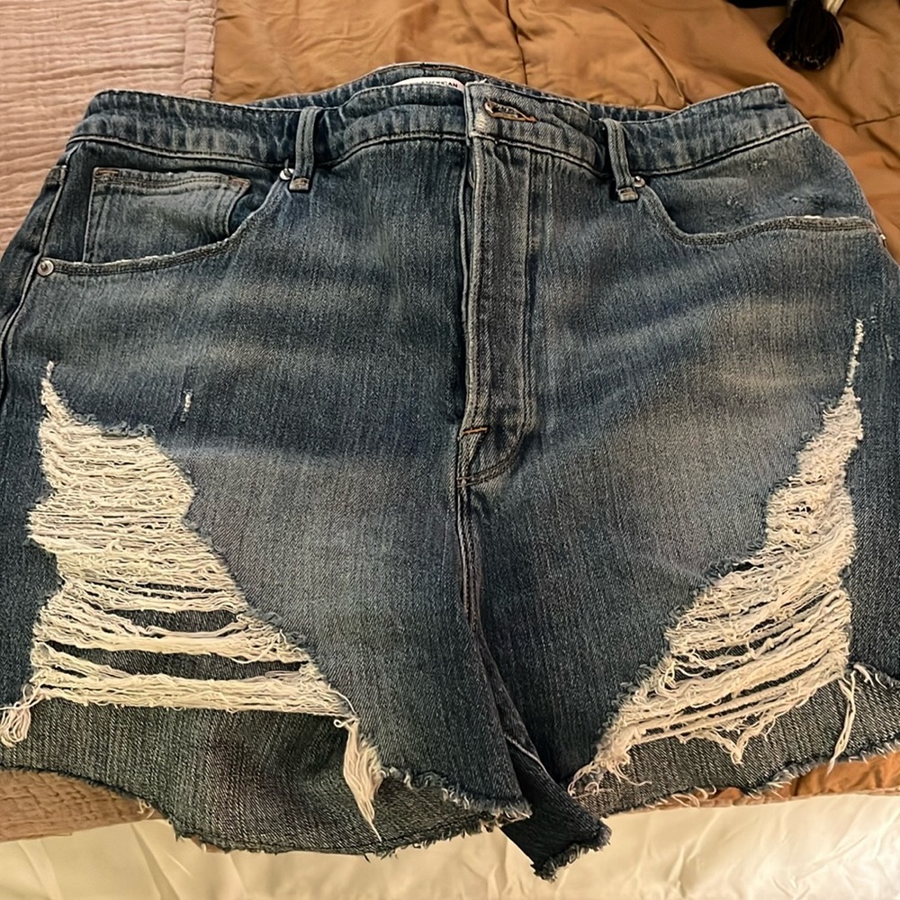 Good American Sz 15/32 Bombshell Shorts Raw Hem Distressed